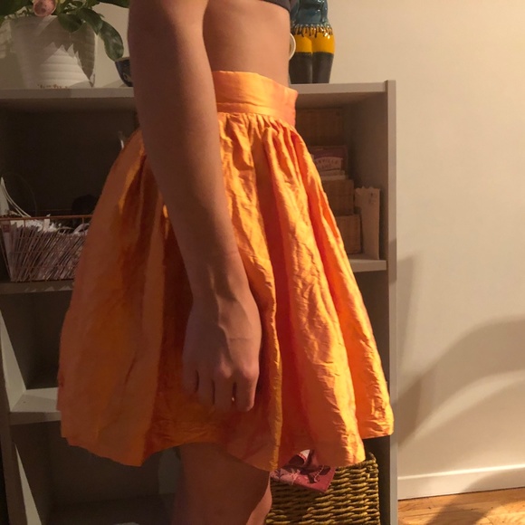 Super cute gathered orange shiny skirt - Picture 2 of 4